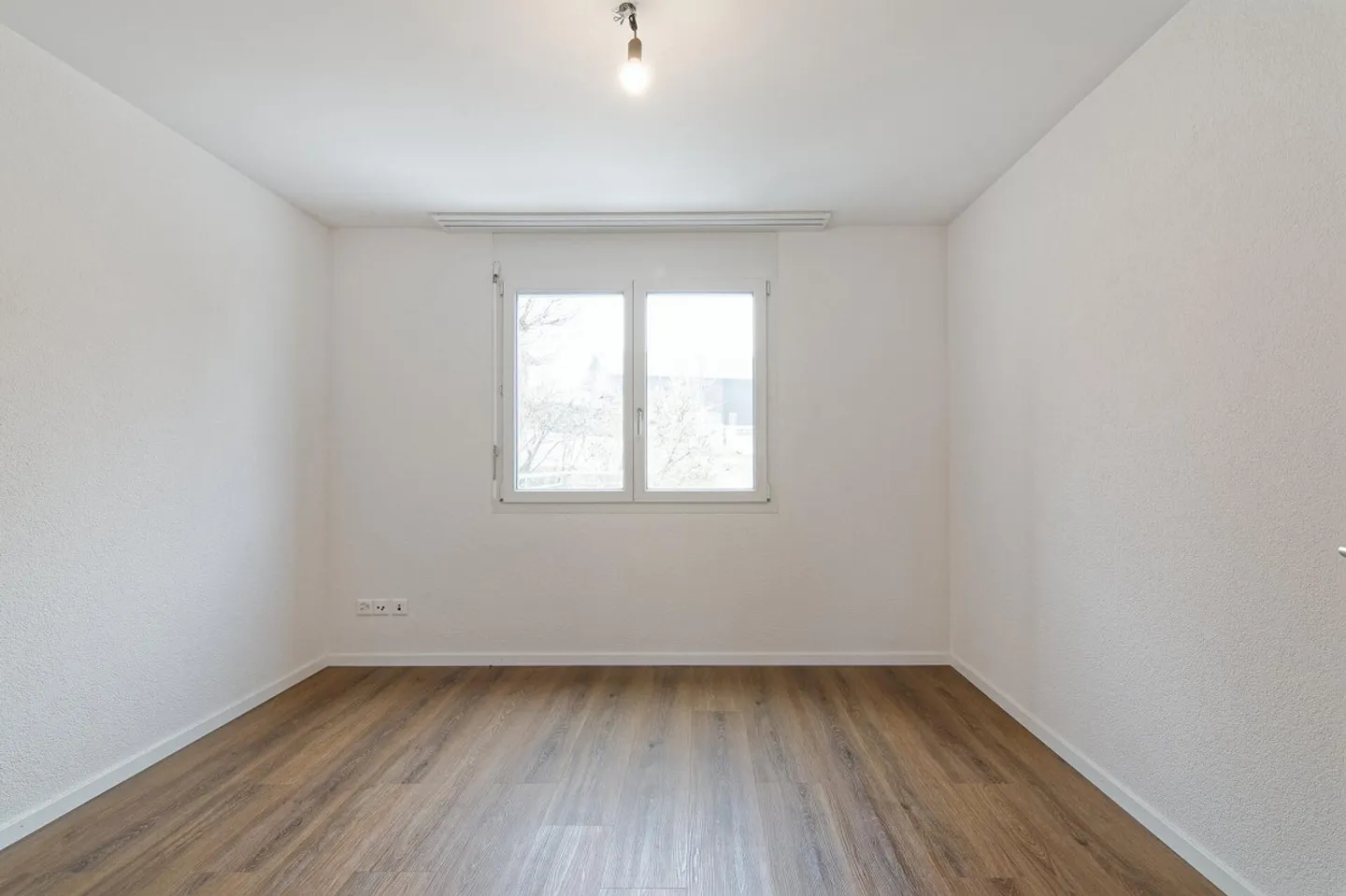 Renovated 4.5-room apartment with elevator on the raised ground floor - Photo 13 of 40