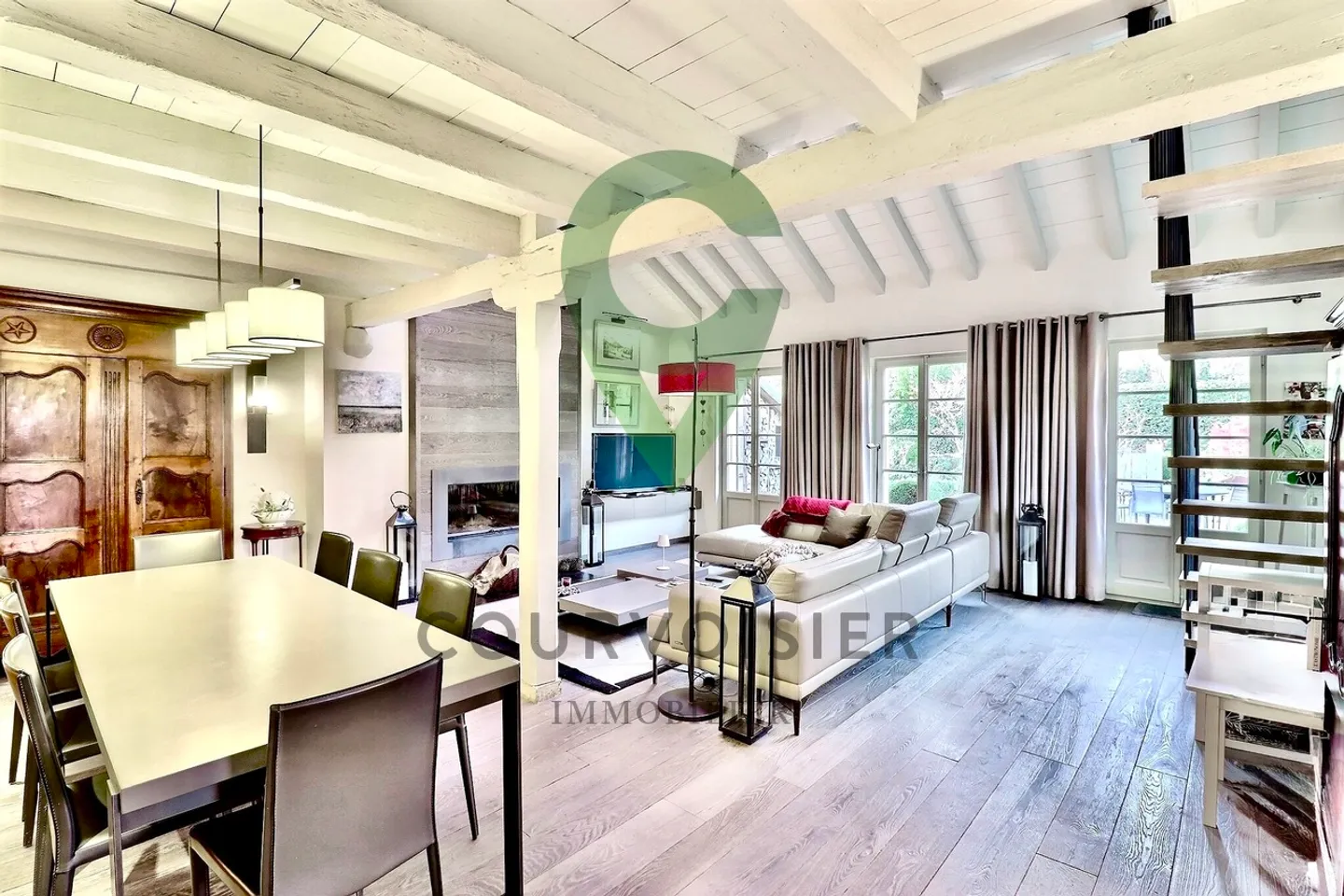 Superbo appartamento ristrutturato di 4,5 stanze con ampio giardino di 250 m² e terrazza - Foto 1 di 14