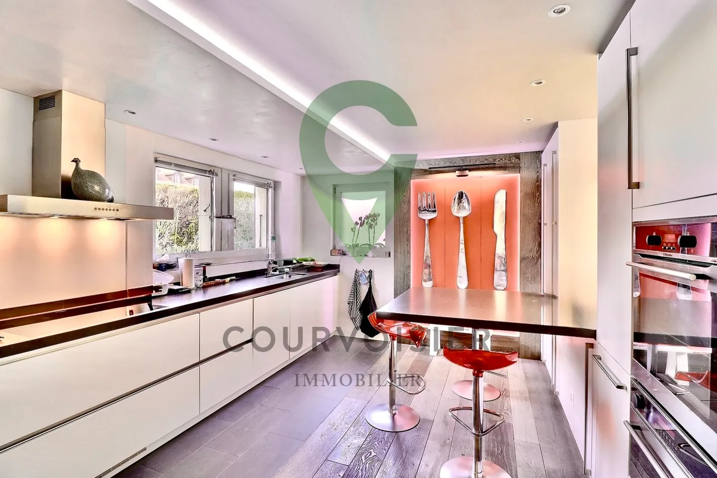 Superbo appartamento ristrutturato di 4,5 stanze con ampio giardino di 250 m² e terrazza - Foto 2 di 14