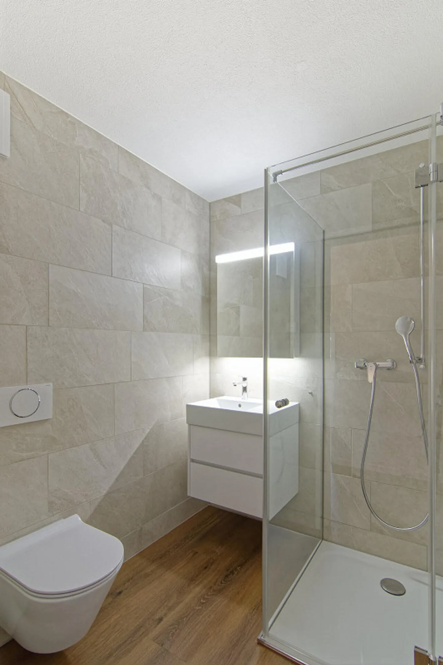 Renovated 4.5-room apartment with elevator on the raised ground floor - Photo 15 of 40