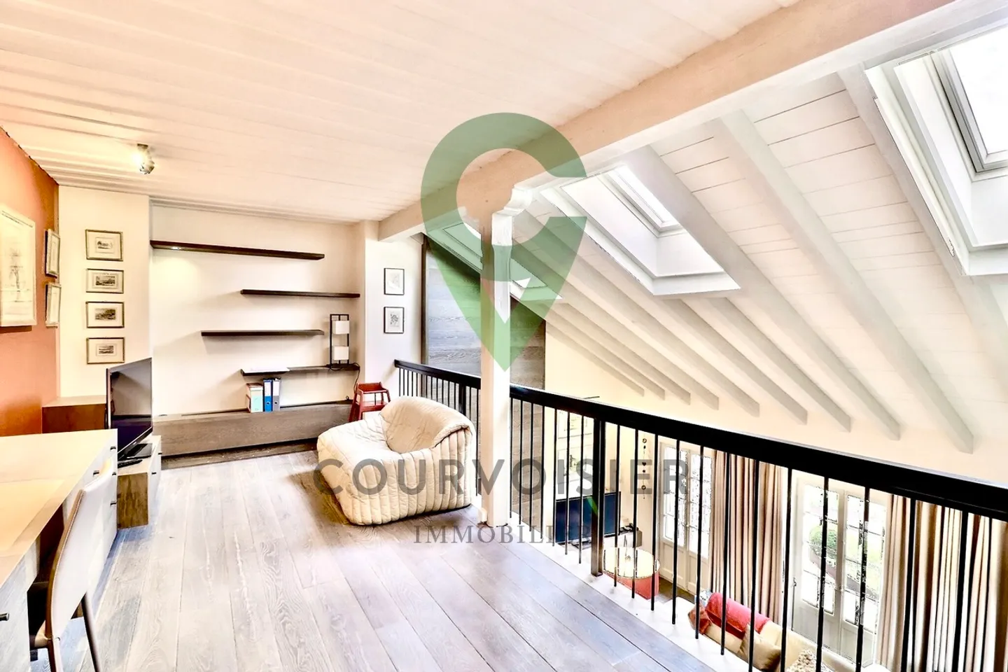 Superbo appartamento ristrutturato di 4,5 stanze con ampio giardino di 250 m² e terrazza - Foto 9 di 14