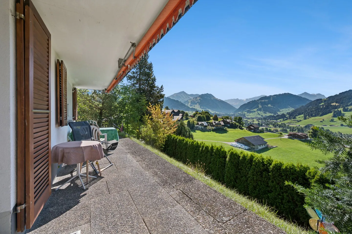 Attraktive 2.5-Zimmer-Ferienwohnung mit unverbaubarem Bergpanorama - Foto 1 von 9