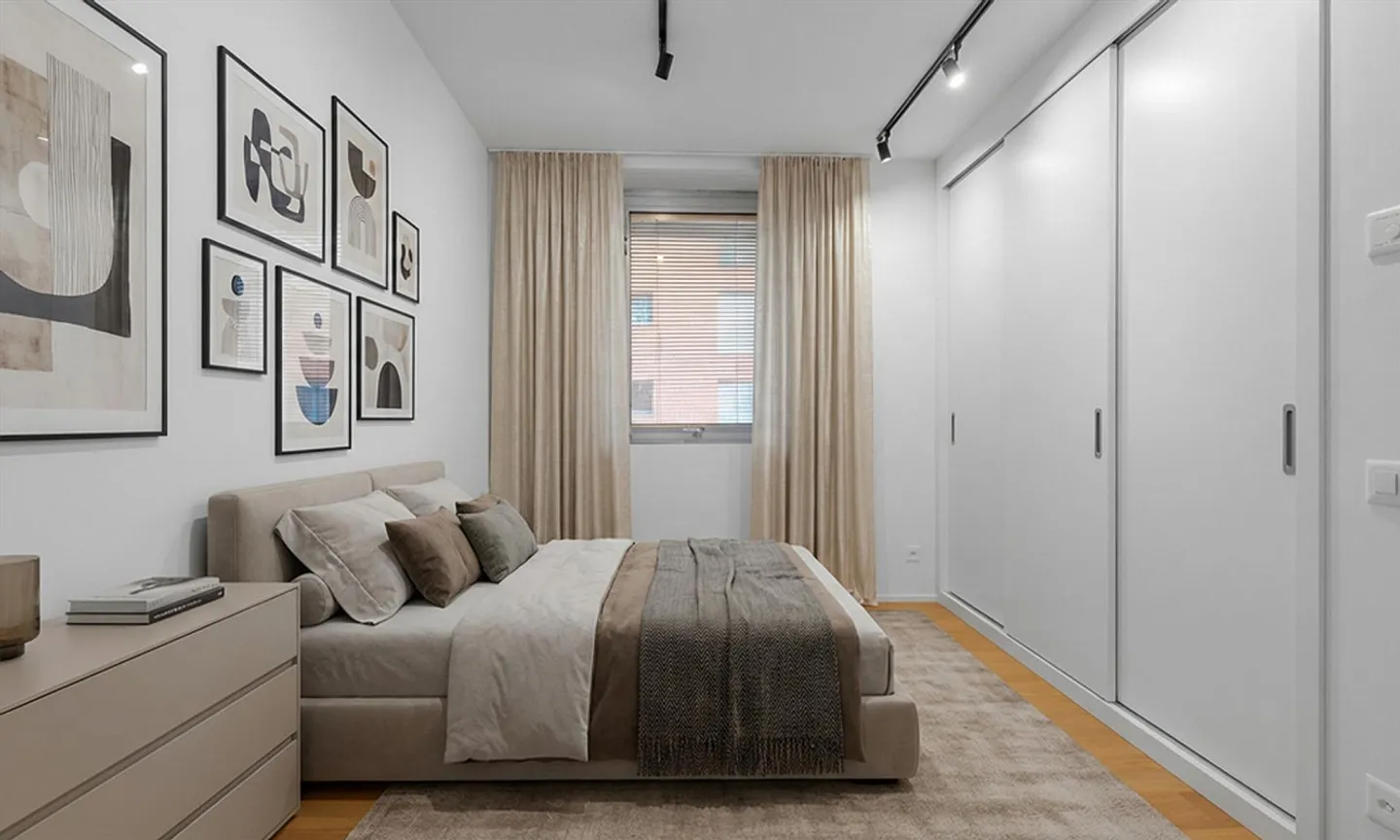 LUMINEUX 3.5 PIÈCES RÉNOVÉ AVEC 3 TERRASSES À CASSARATE - Photo 4 sur 11