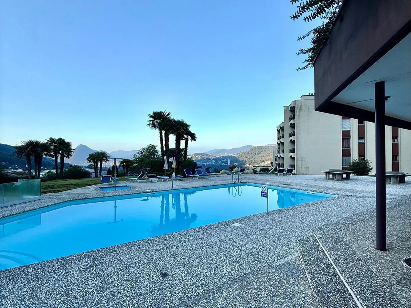 AFFITTASI LUMINOSO BILOCALE CON VISTA LAGO E PISCINA A CADRO - Foto 8 di 10
