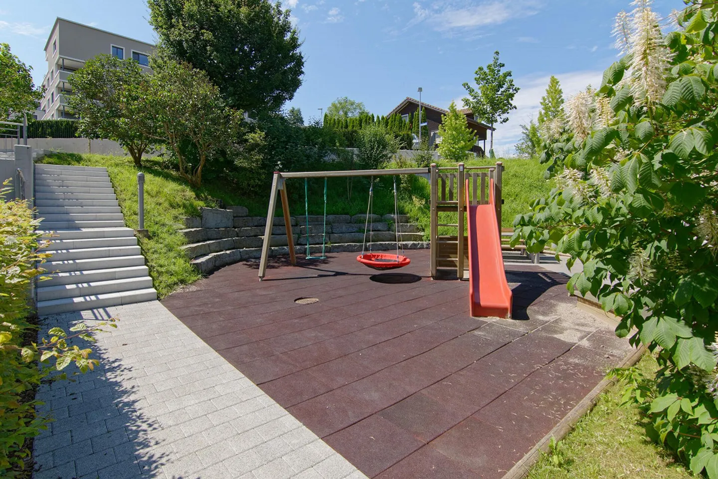 Renovated 4.5-room apartment with elevator on the raised ground floor - Photo 34 of 40