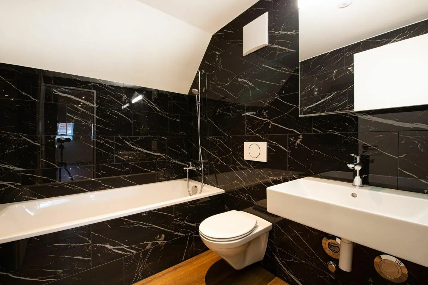 Modern Penthouse Apartment in the Heart of Nänikon - Photo 5 of 11