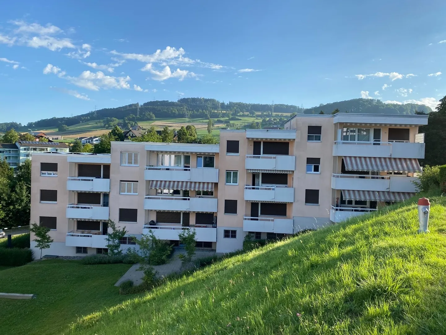 Appartamento affascinante 4.5 stanze con balcone a Büron - Foto 1 di 12