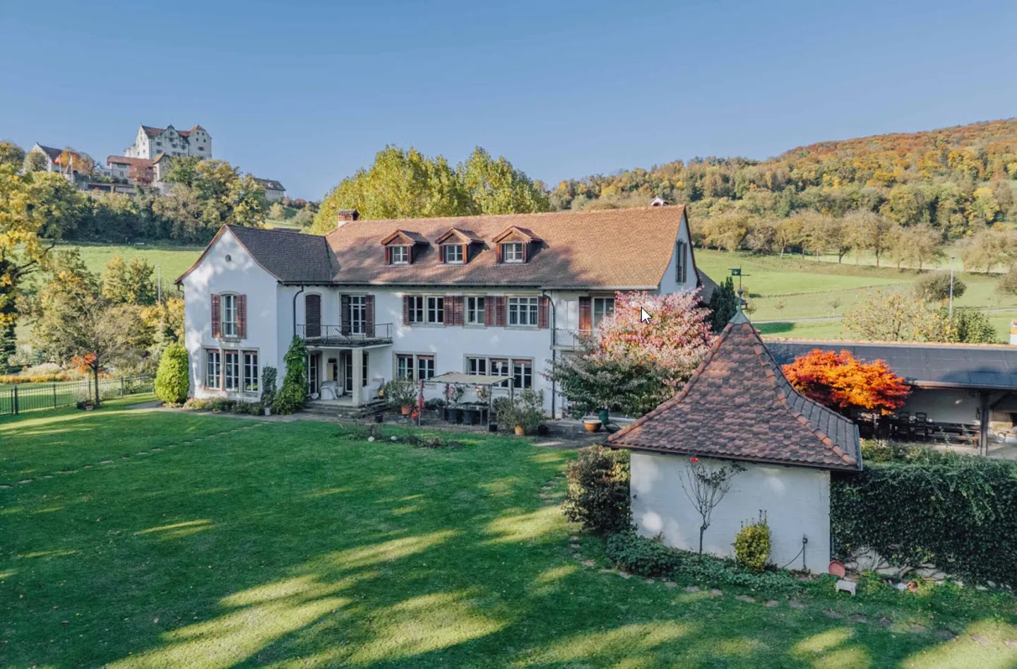 Villa und Einfamilienhaus eingebettet in wunderschöner Parkanlage - Foto 1 von 15