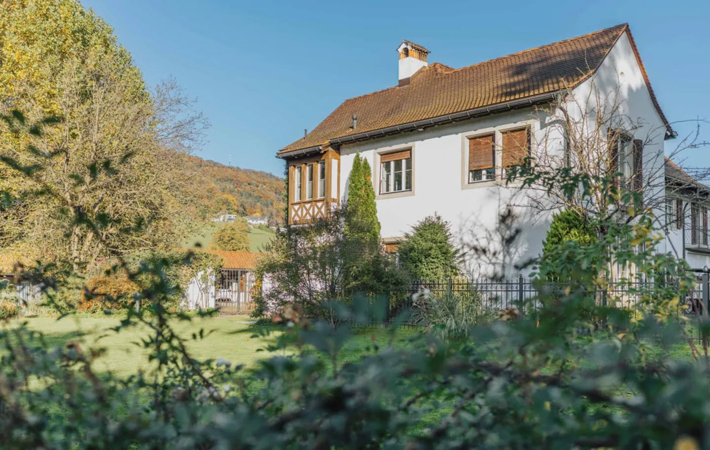 Villa und Einfamilienhaus eingebettet in wunderschöner Parkanlage - Foto 2 von 15