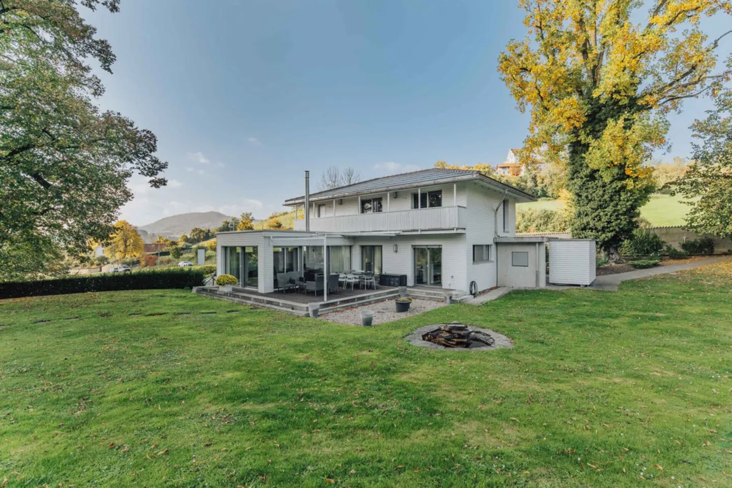 Villa und Einfamilienhaus eingebettet in wunderschöner Parkanlage - Foto 6 von 15