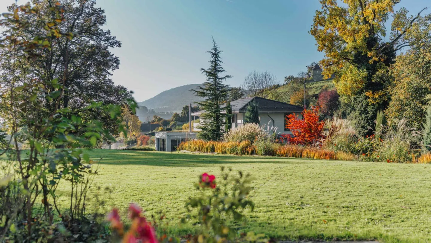 Villa und Einfamilienhaus eingebettet in wunderschöner Parkanlage - Foto 7 von 15