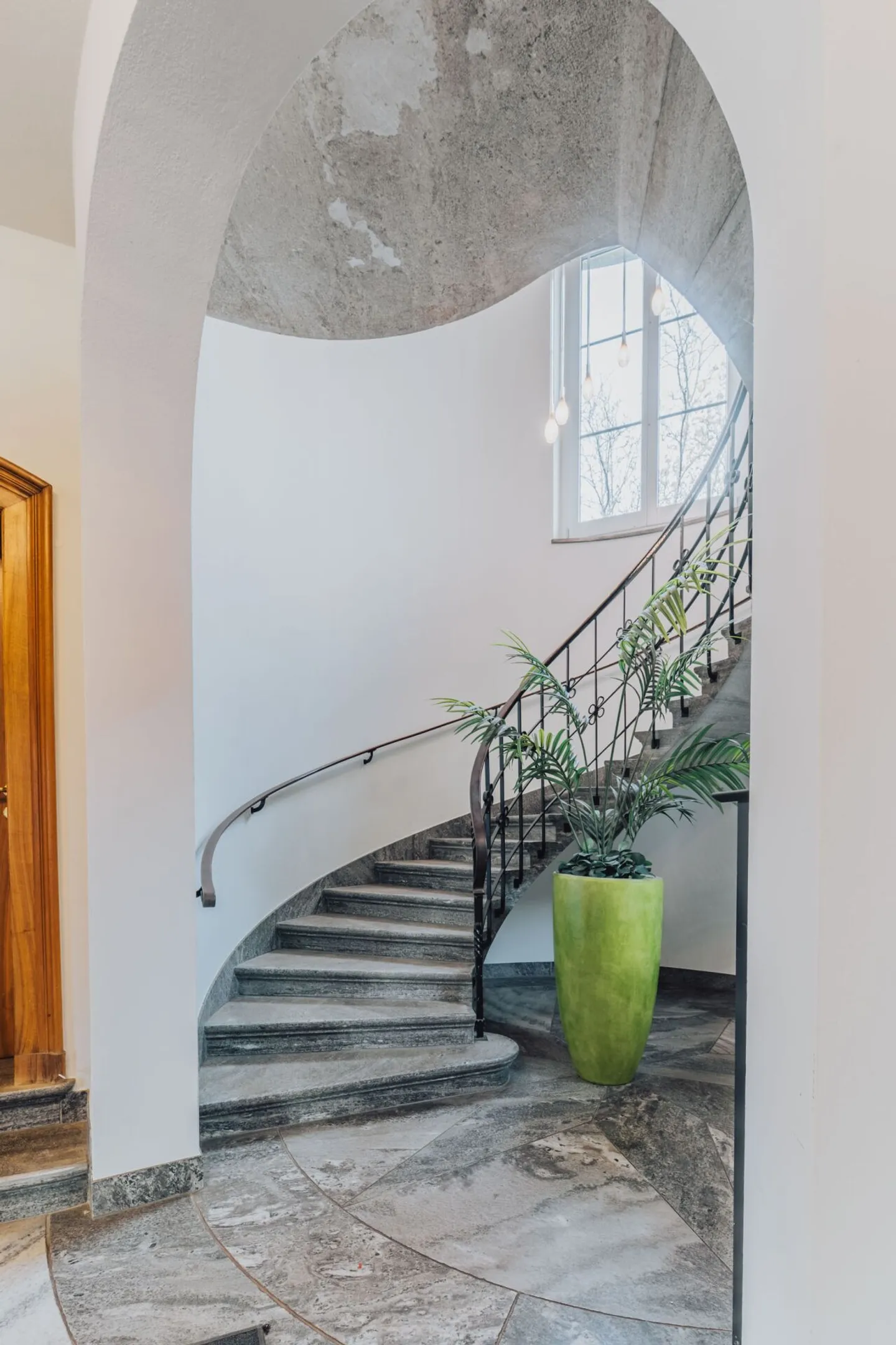 Villa und Einfamilienhaus eingebettet in wunderschöner Parkanlage - Foto 10 von 15