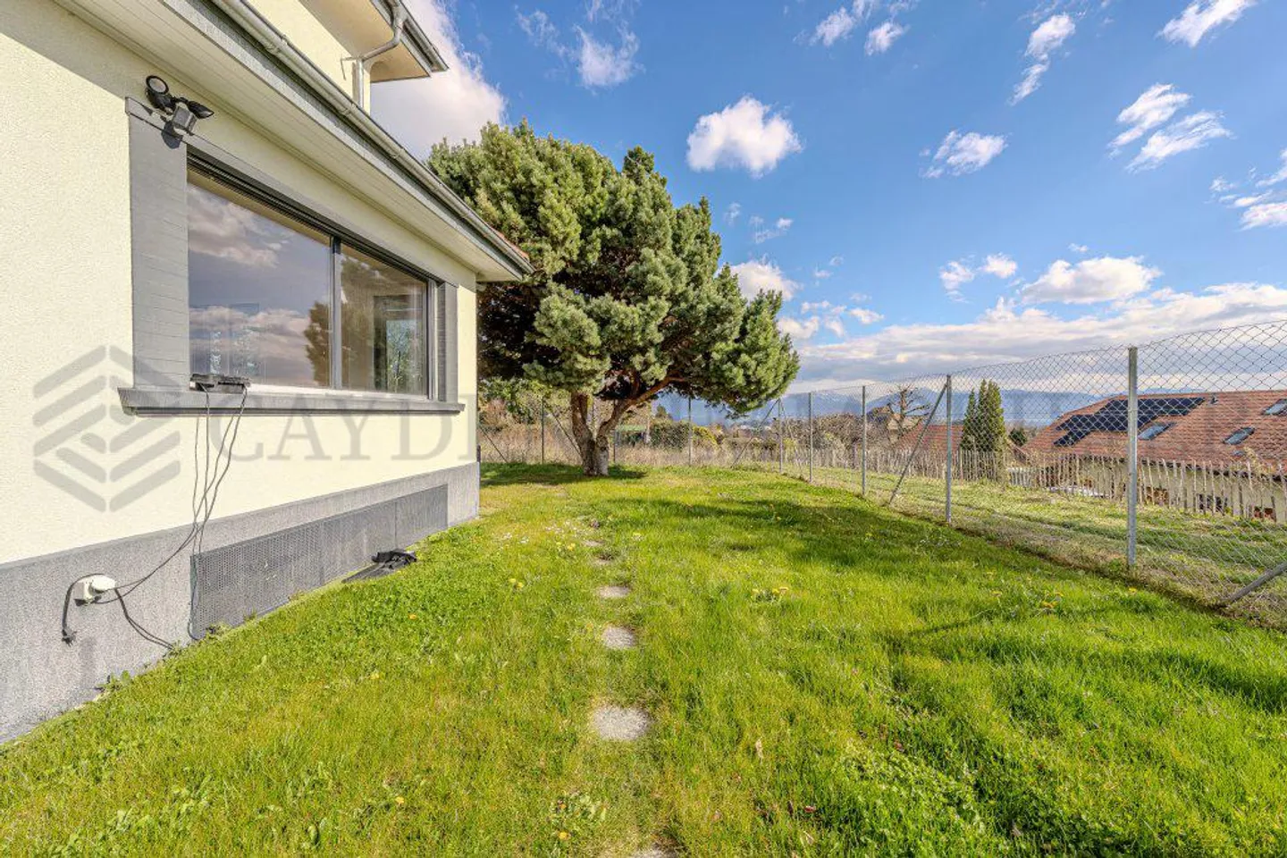 Moderne Villa mit Garten - Foto 1 von 1