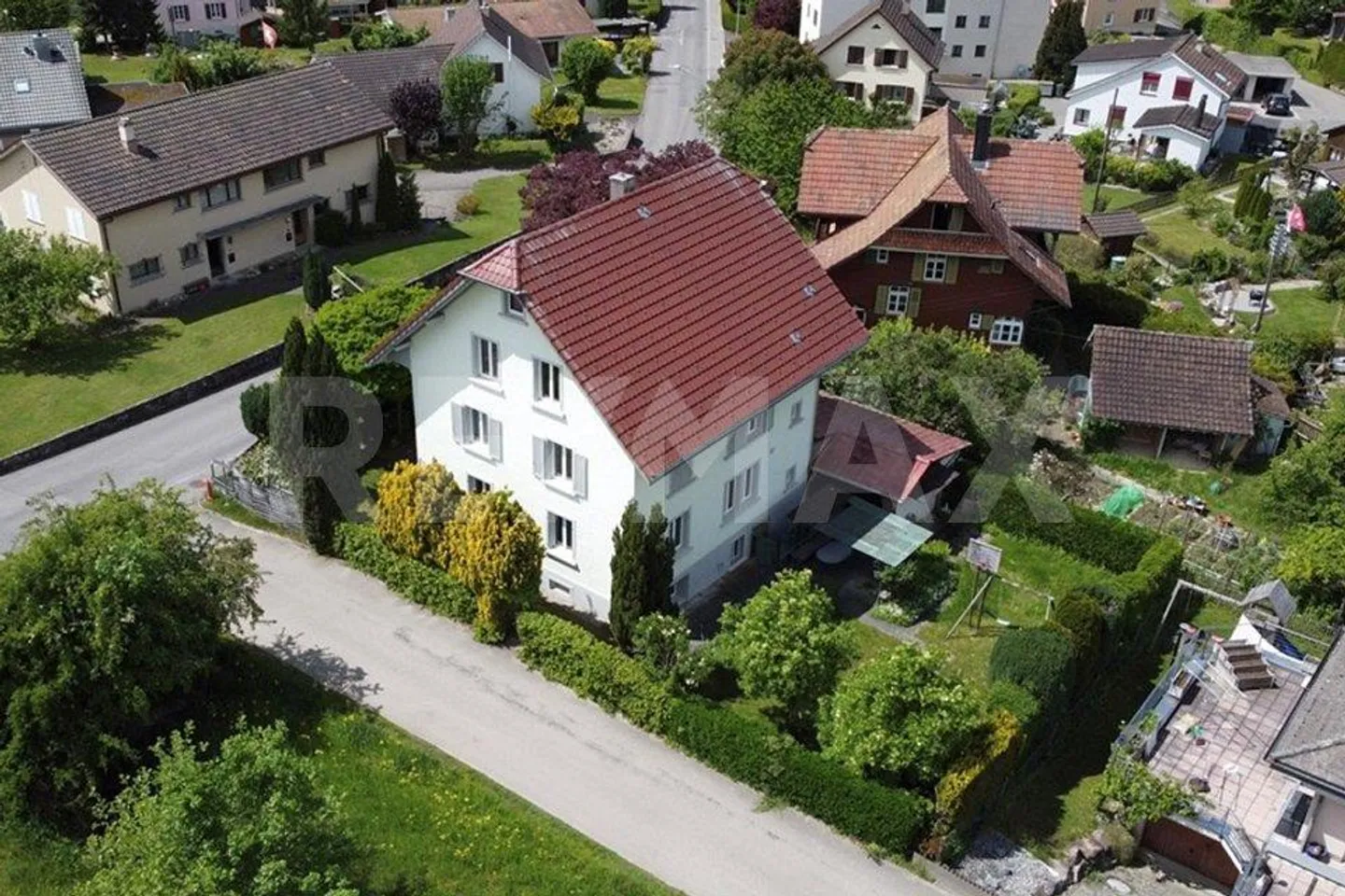 Maison individuelle de 7 pièces avec grand jardin et réserve d'extension - Photo 1 sur 13