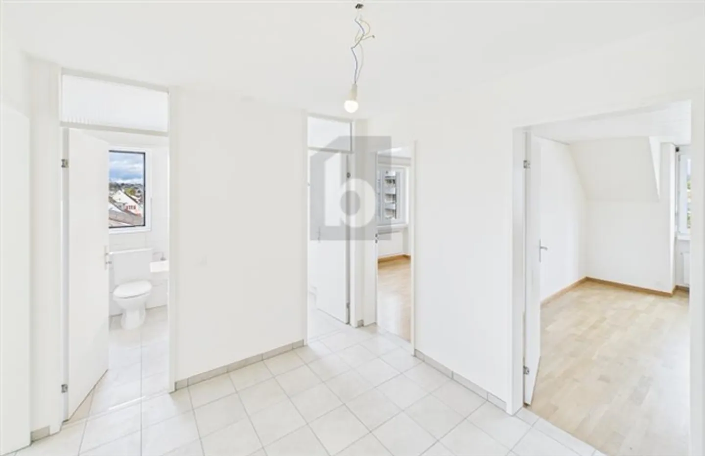 CENTRAL, MODERN AND VERSATILE - Photo 2 of 6