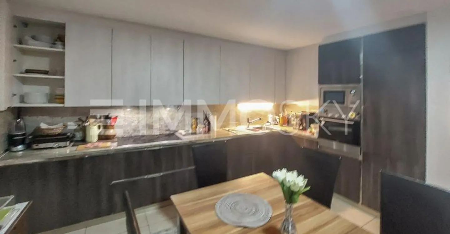 Spacious with private garden - Photo 3 of 5
