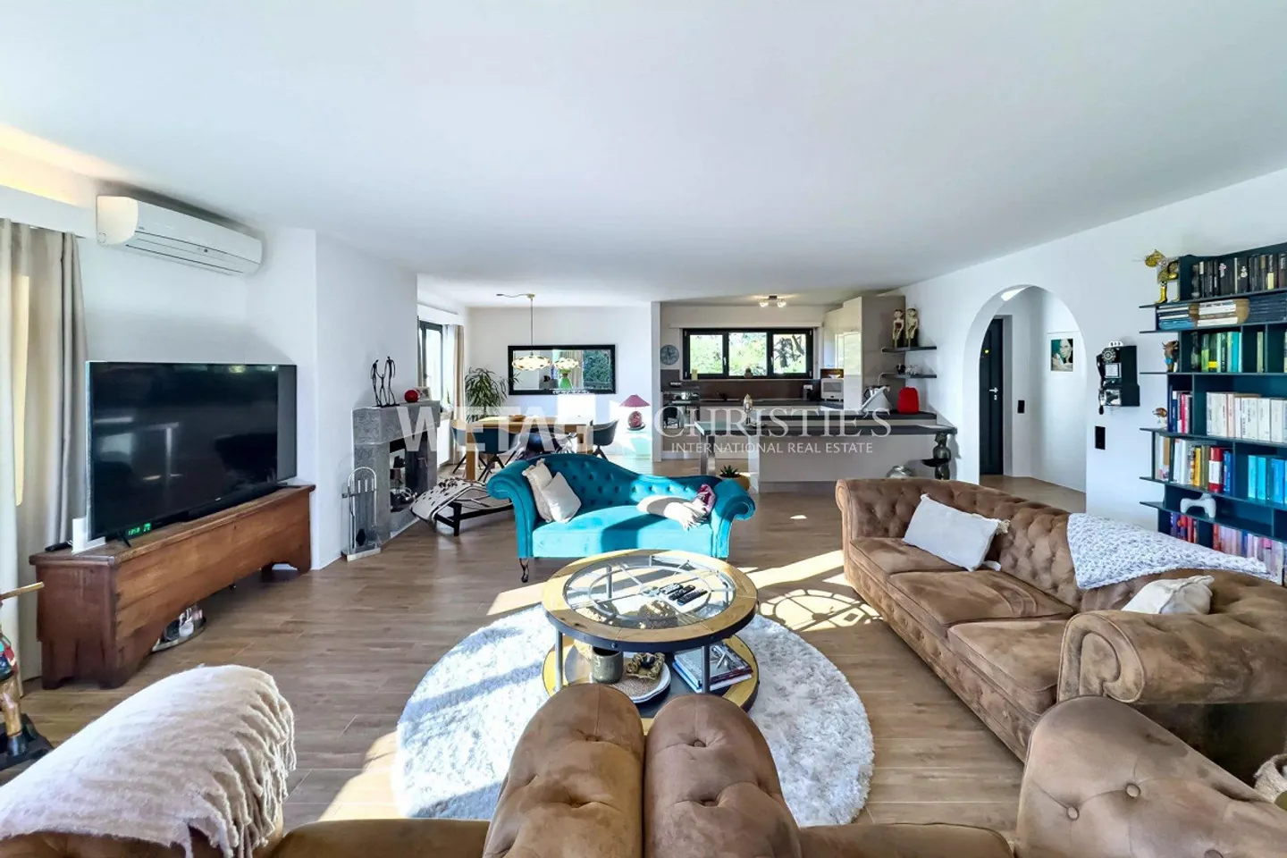 Elegant multi-family house with outdoor pool in a strategic location in Ascona for sale - Photo 4 of 13