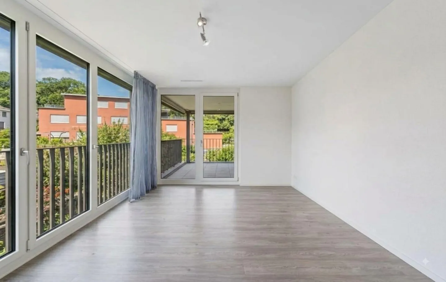 Geräumige 5-Zimmer-Wohnung mit Balkon - Foto 3 von 9