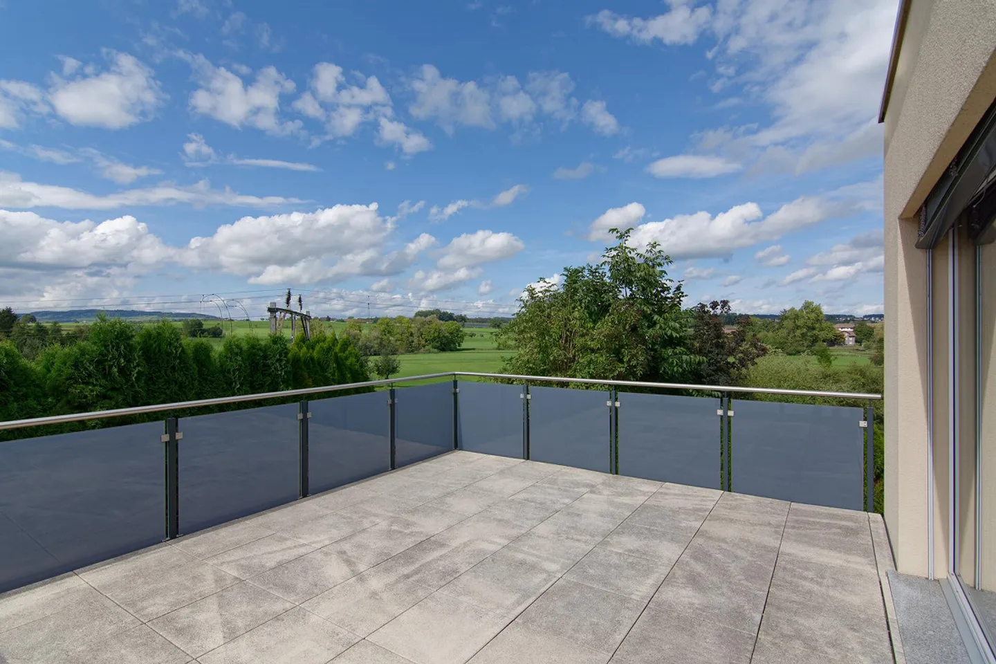 Freistehendes Familienhaus mit Pool - Foto 8 von 10