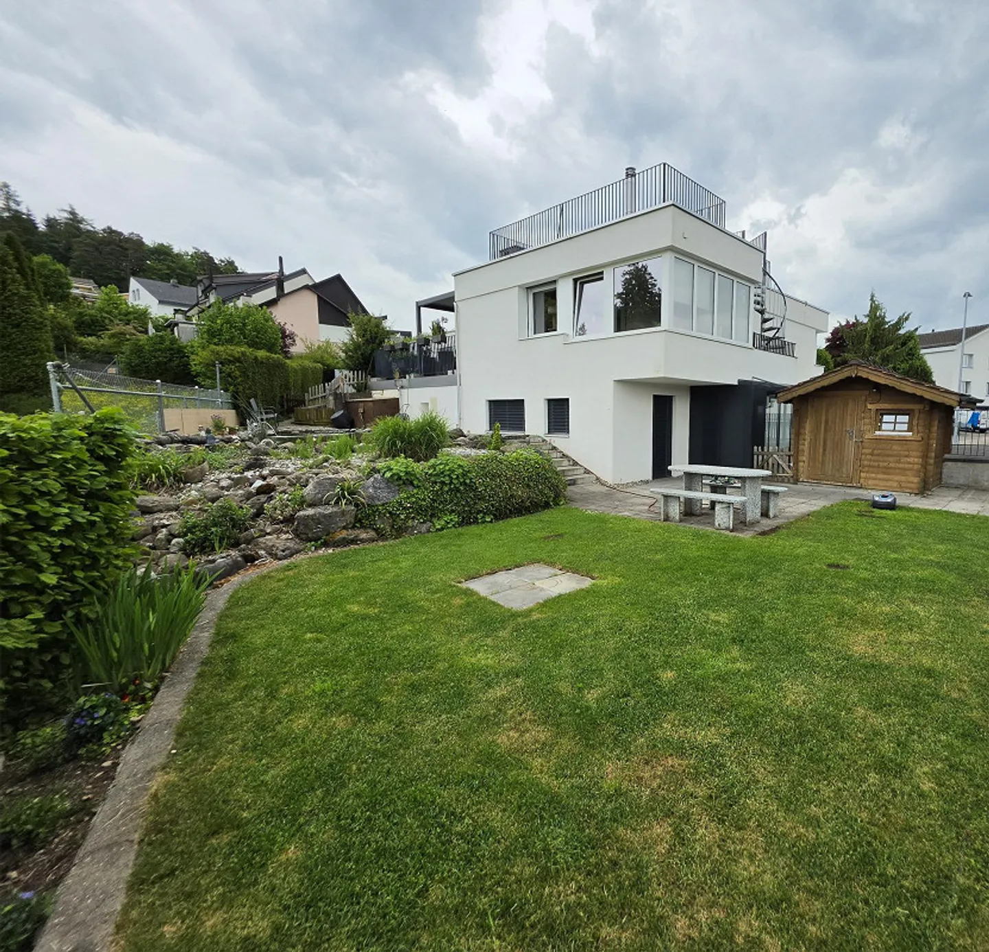 Appartamento moderno con piscina coperta e giardino privato - Foto 1 di 7