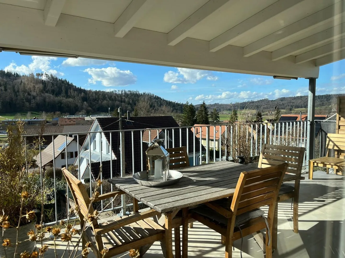 Newly built and spacious 3 ½-room penthouse apartment on the edge of the old village center of Elgg - Photo 1 of 12