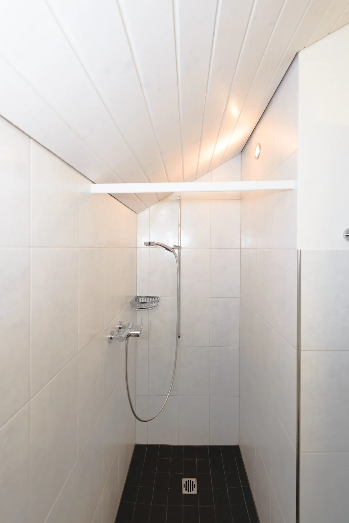 Newly built and spacious 3 ½-room penthouse apartment on the edge of the old village center of Elgg - Photo 10 of 12