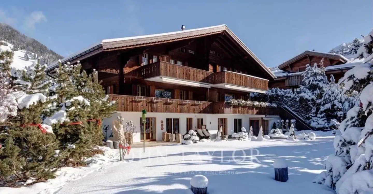 Chalet spacieux avec piscine - Photo 1 sur 7