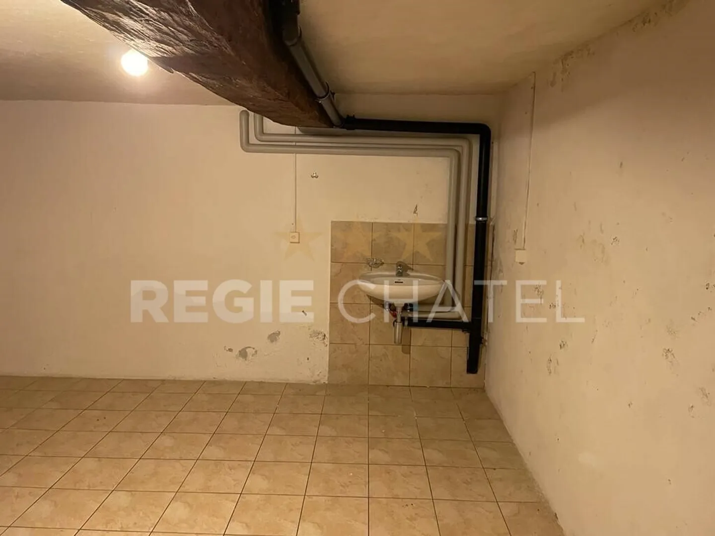 Deposito al piano inferiore - Foto 2 di 8