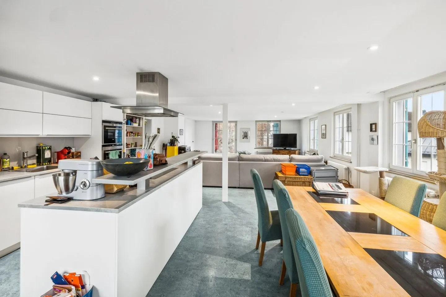 Charming Apartment - Photo 2 of 6