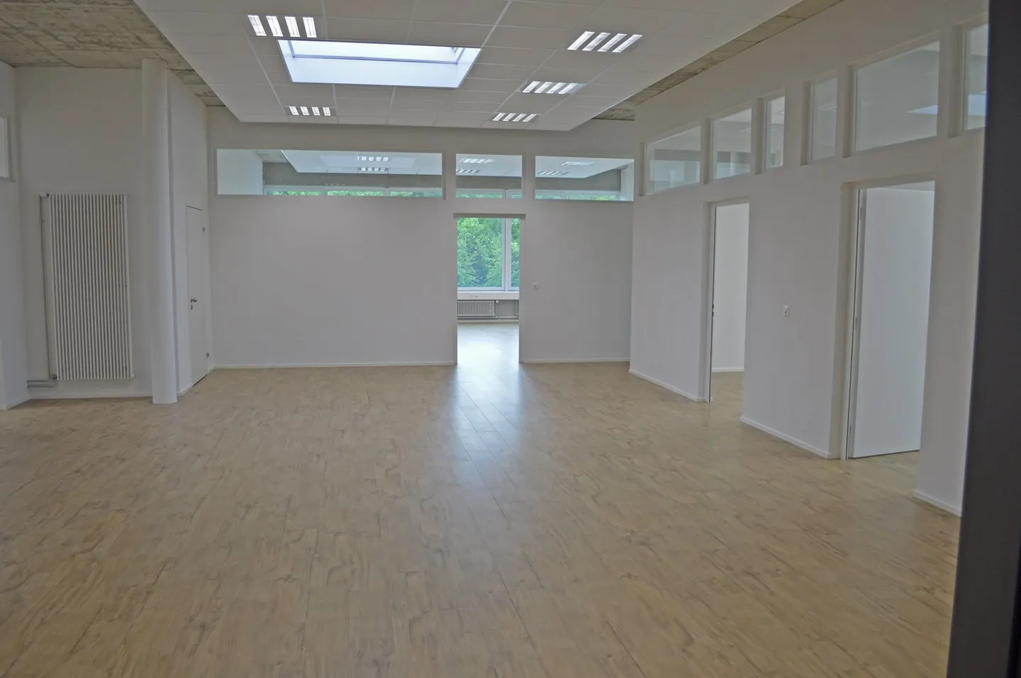 Spazio ufficio attraente e luminoso - Foto 4 di 11