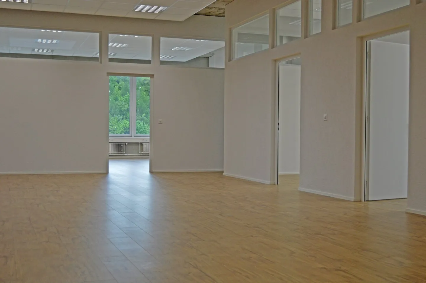 Spazio ufficio attraente e luminoso - Foto 5 di 11