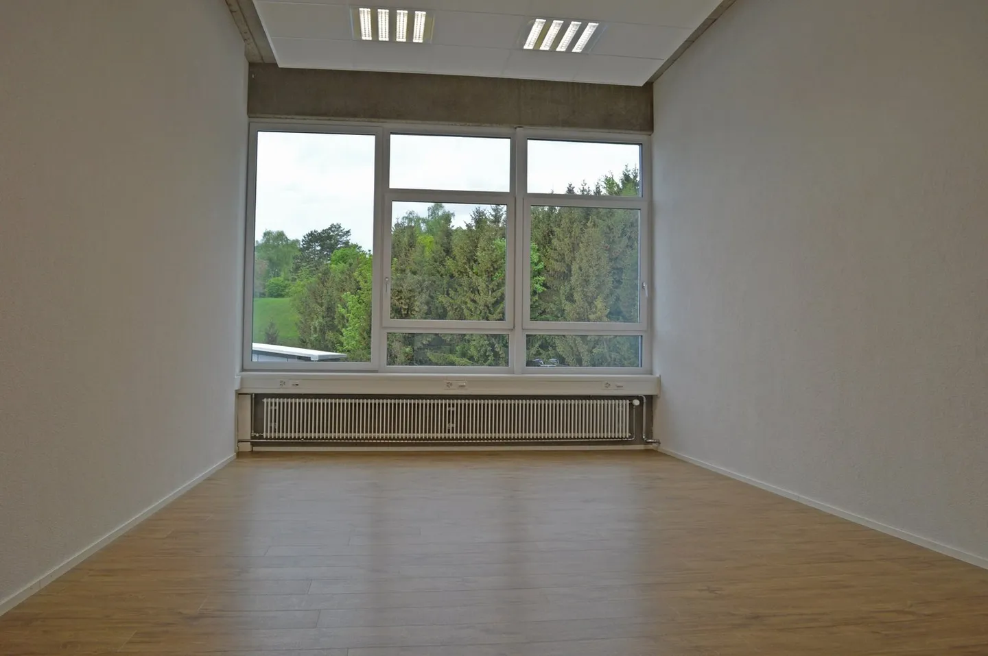 Spazio ufficio attraente e luminoso - Foto 6 di 11