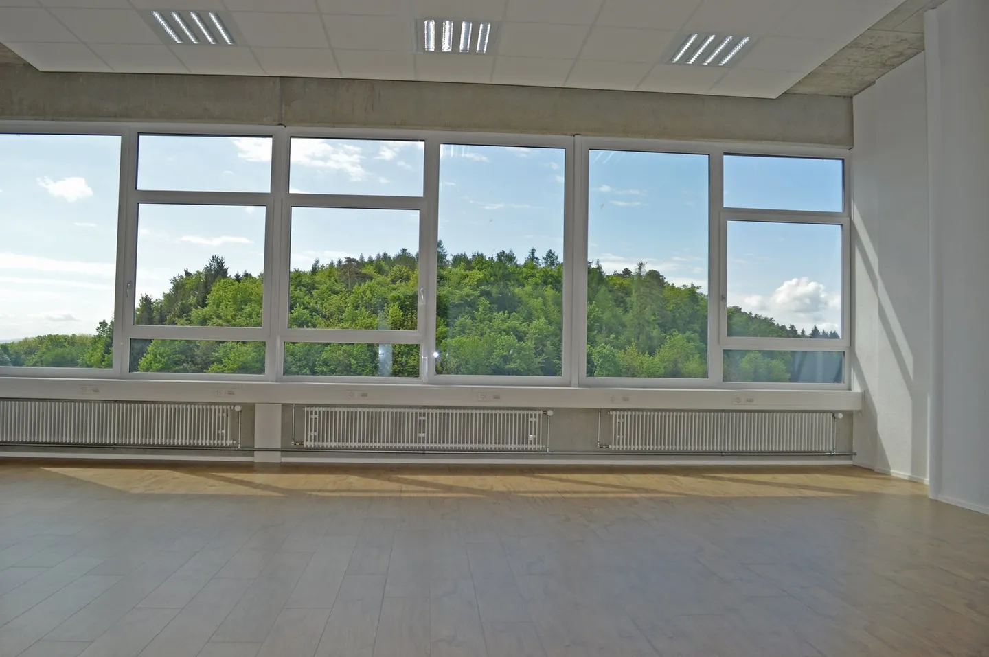 Spazio ufficio attraente e luminoso - Foto 7 di 11