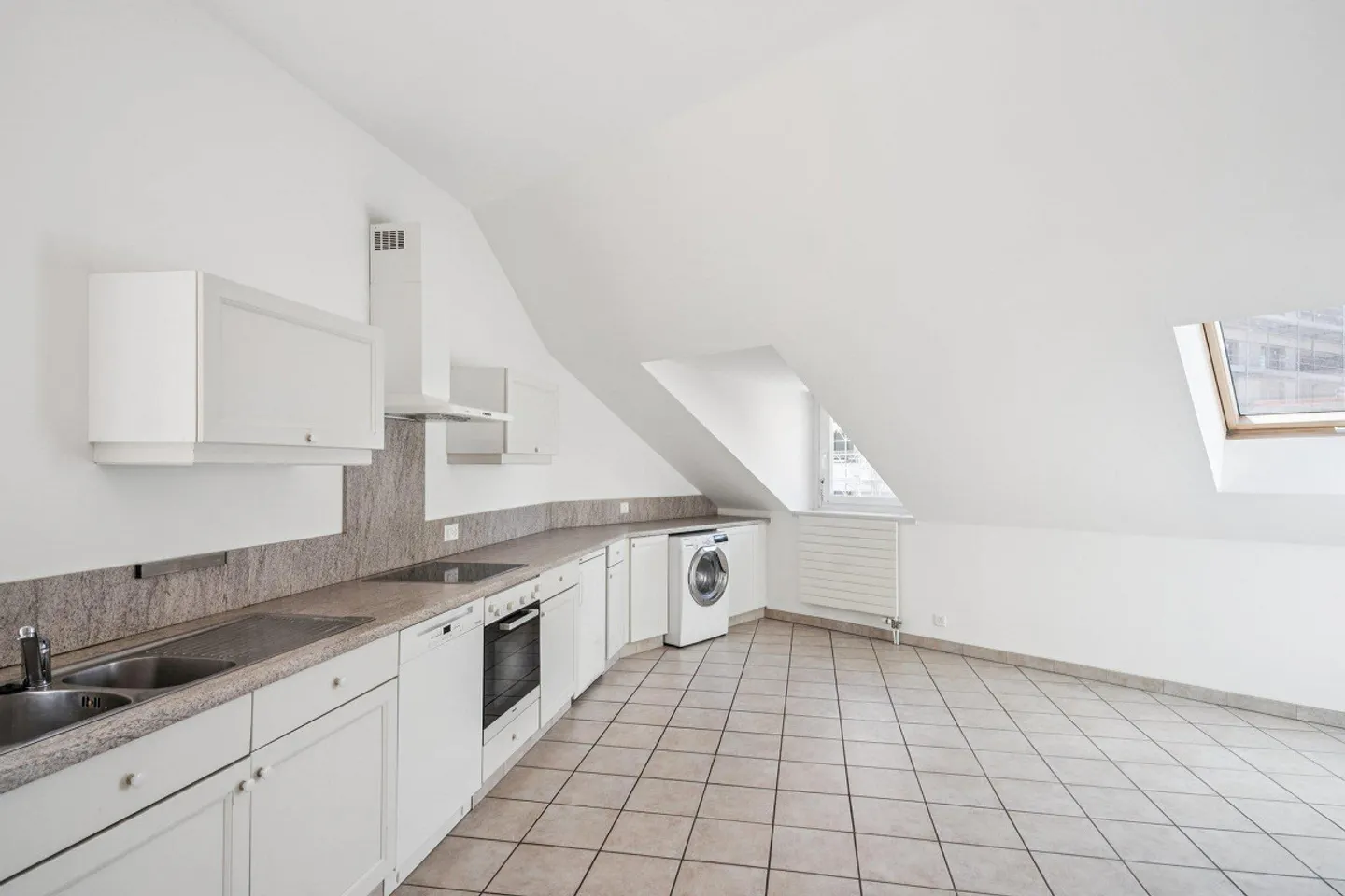 Bright 3-room attic apartment - Photo 3 of 10