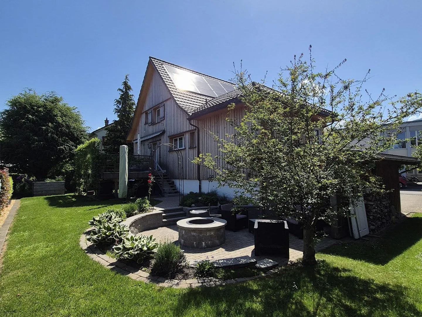 Maison individuelle avec garage, carport et jardin paysager - Photo 13 sur 16
