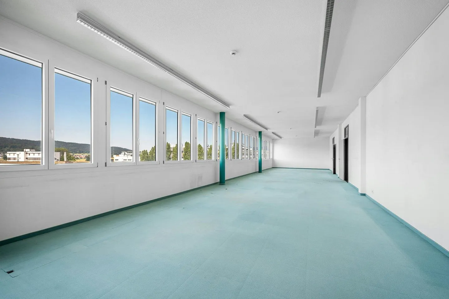 Capannone di 1'300 m2 alto 5,5 m con area di consegna generosa, grande... - Foto 5 di 12