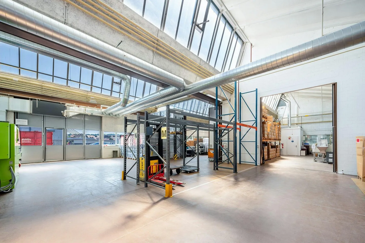 Capannone di 1'300 m2 alto 5,5 m con area di consegna generosa, grande... - Foto 2 di 12