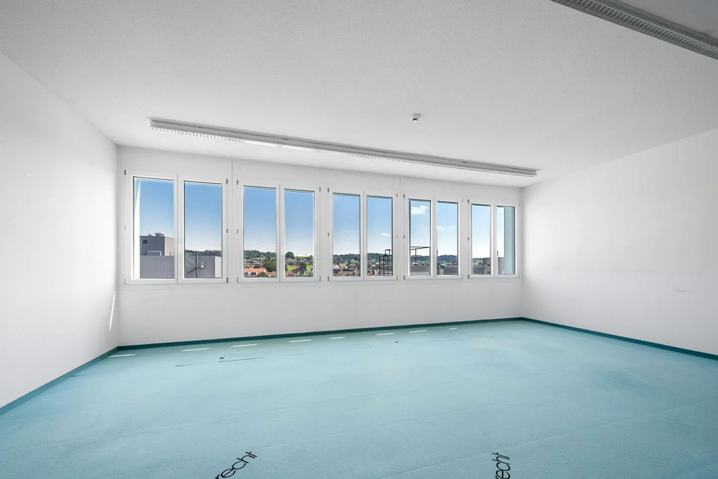 Capannone di 1'300 m2 alto 5,5 m con area di consegna generosa, grande... - Foto 6 di 12