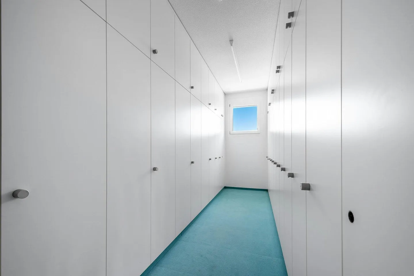 Capannone di 1'300 m2 alto 5,5 m con area di consegna generosa, grande... - Foto 7 di 12