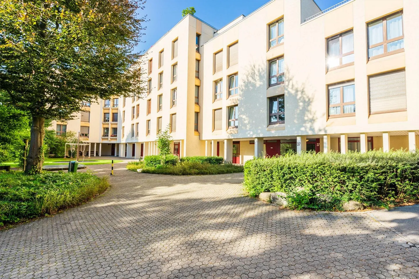Bright 4.5-room apartment with parking space in Bolligen - Photo 12 of 13