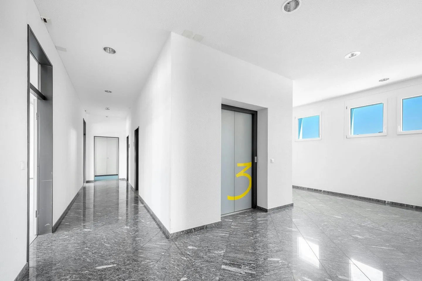 Capannone di 1'300 m2 alto 5,5 m con area di consegna generosa, grande... - Foto 8 di 12