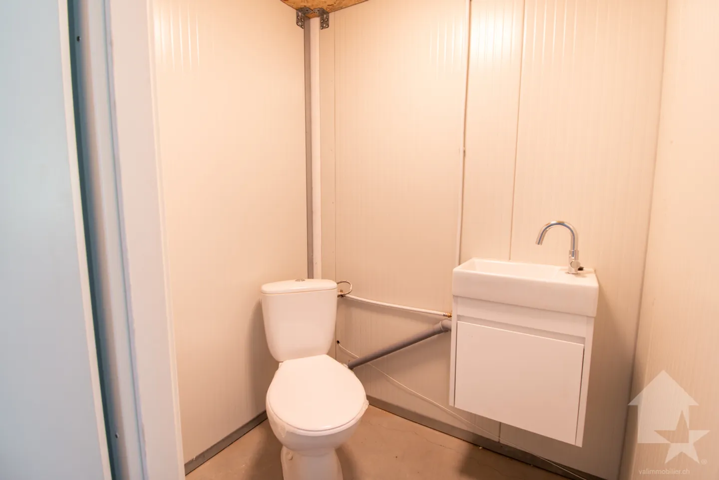 Roche, Package with 4 Boxes and 9 Parking Spaces - Photo 5 of 6