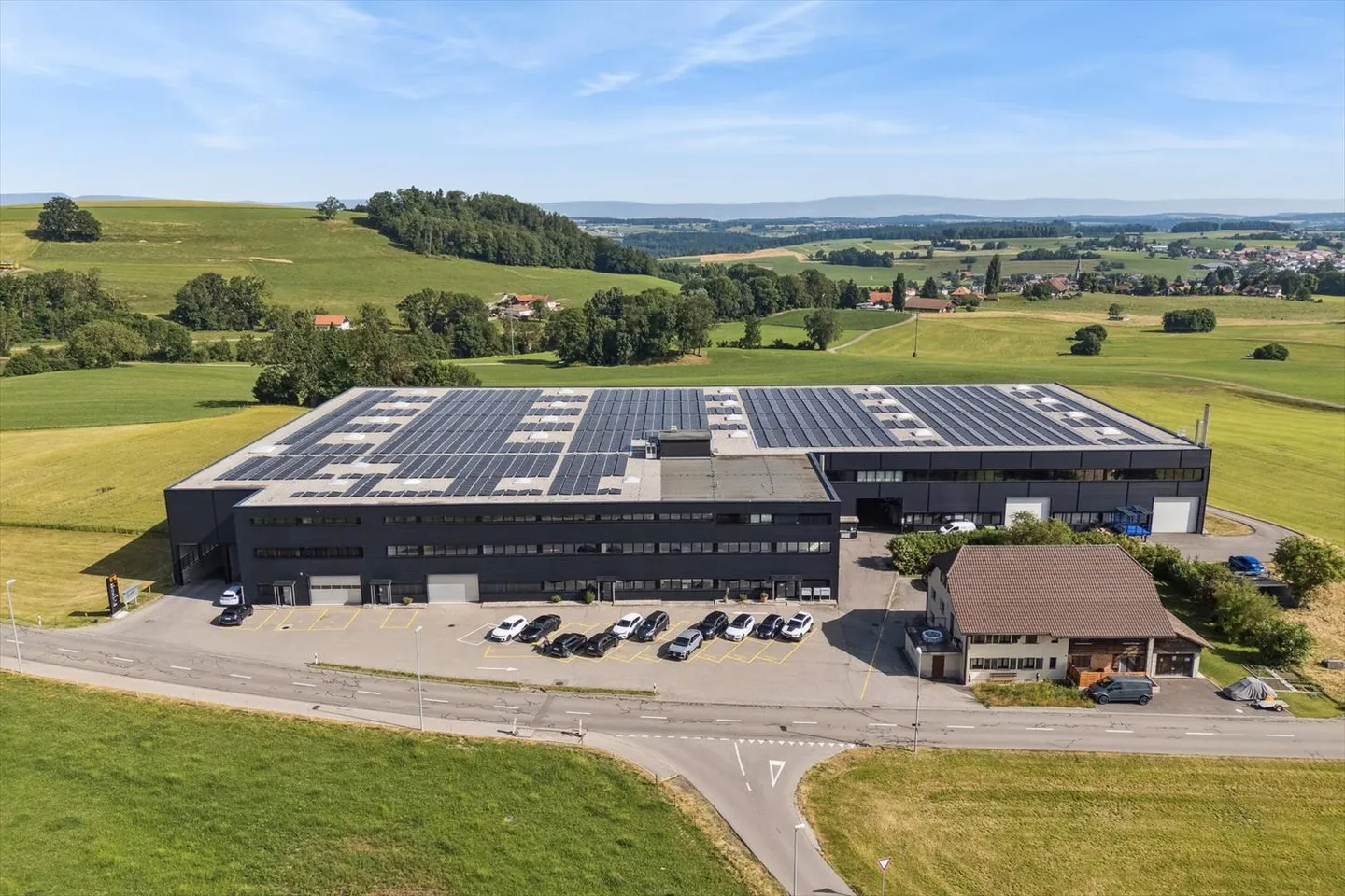 Capannone industriale in affitto - accesso immediato all'autostrada di Rossens - Foto 1 di 2