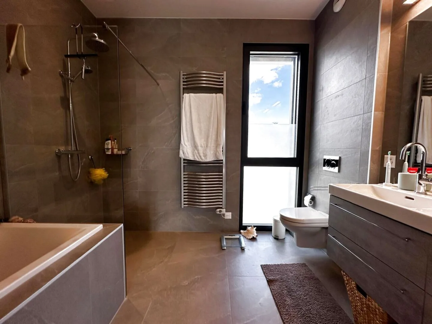 Wunderschöne Villa in Mies / 5 Schlafzimmer + Büro / Eingezäunter Garten - Foto 10 von 13