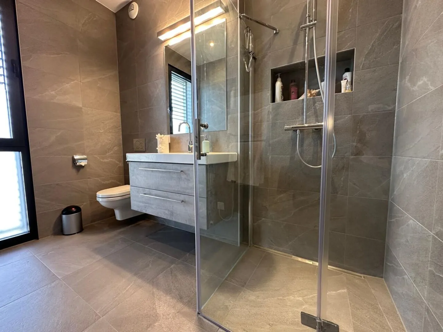 Wunderschöne Villa in Mies / 5 Schlafzimmer + Büro / Eingezäunter Garten - Foto 11 von 13