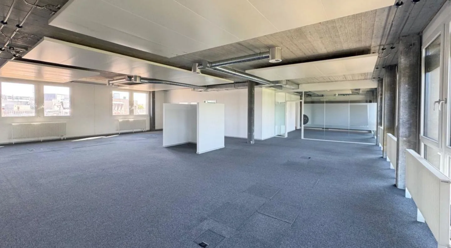 Modern and bright commercial space in Triamal - Photo 3 of 9