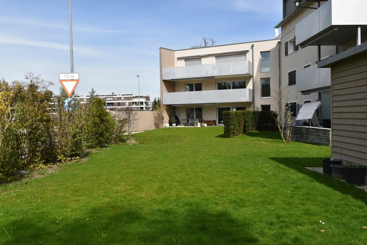 Spacious and bright ground floor apartment with terrace - Photo 2 of 11