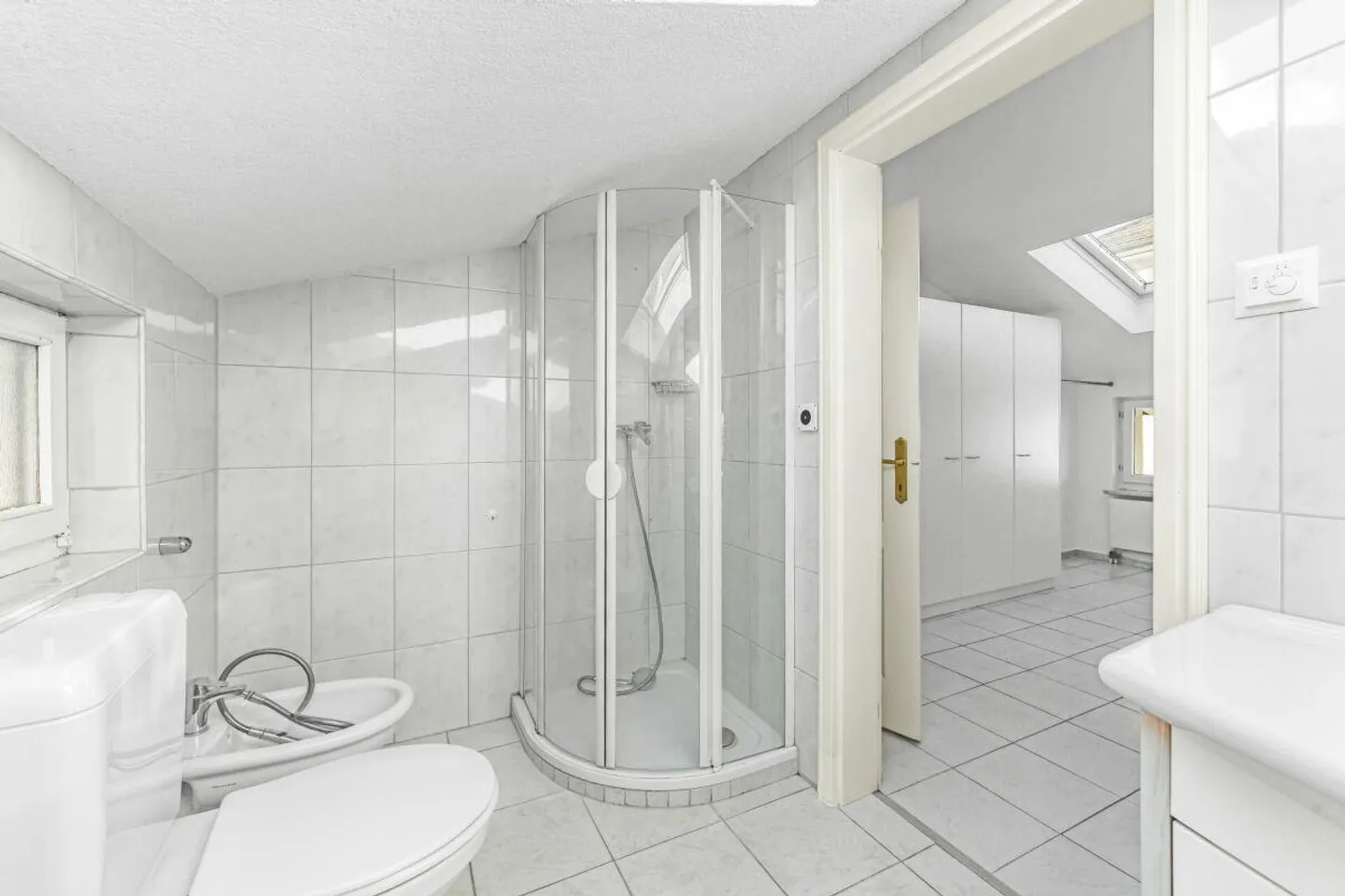 Multifunctional two-family house with generous space offerings - Photo 9 of 30