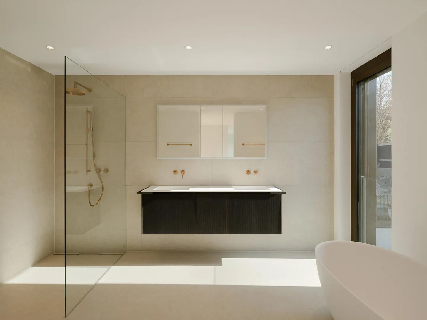 Luxurious new penthouse with grand rooftop terrace - Photo 3 of 5