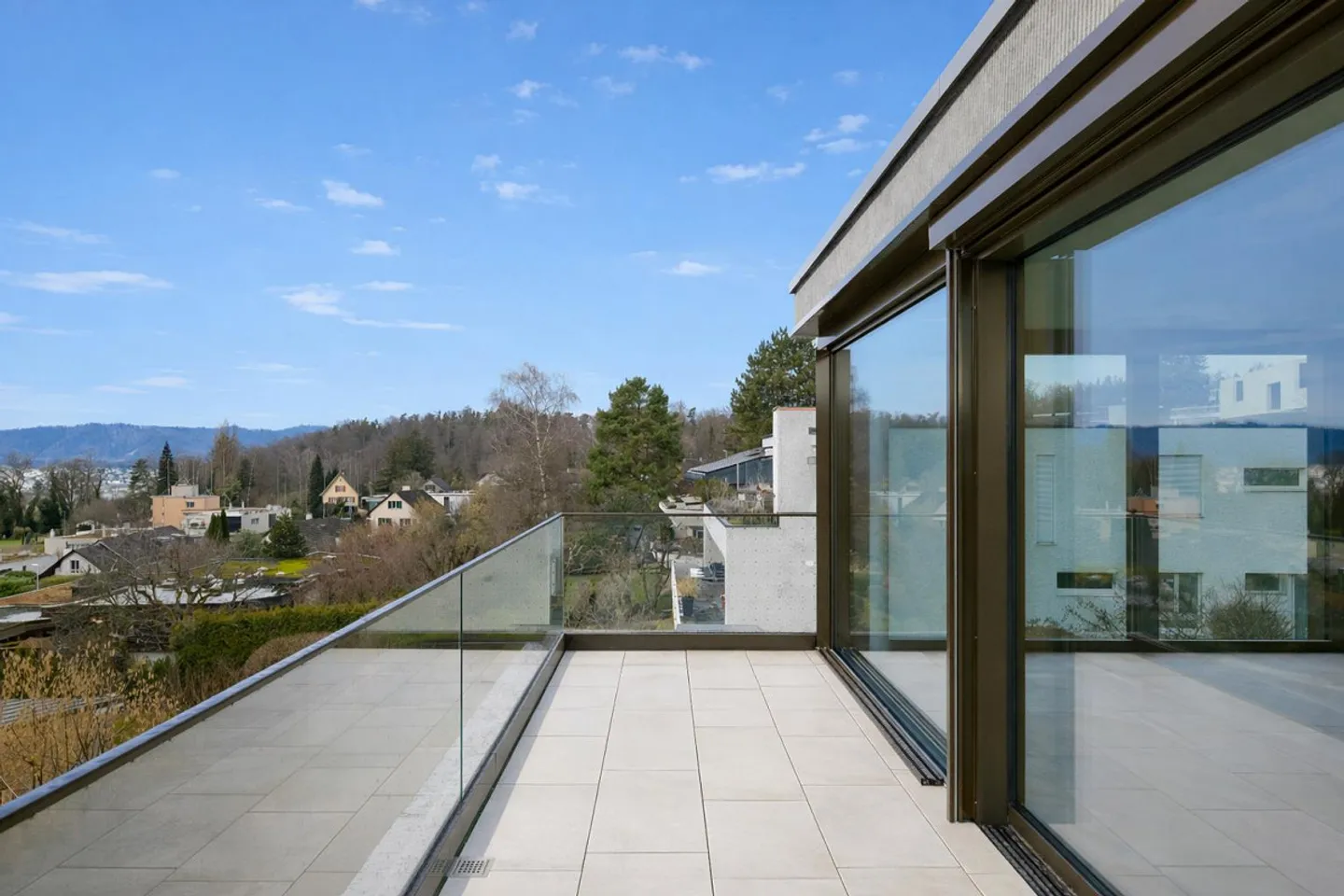 Luxurious new penthouse with grand rooftop terrace - Photo 4 of 5